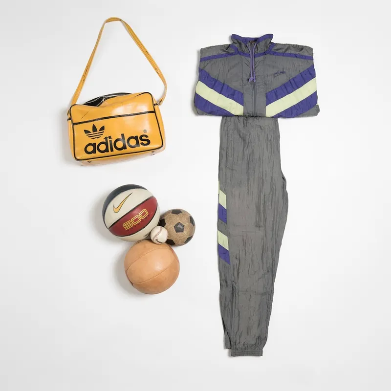 Retro sports style: 80s tracksuit and vintage accessories