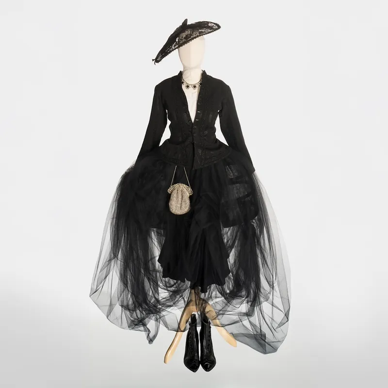 Dramatic elegance: A Victorian-inspired black outfit with lace and tulle