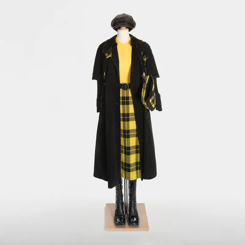 Vintage chic: Black and yellow retro look with plaid pattern and patent leather details