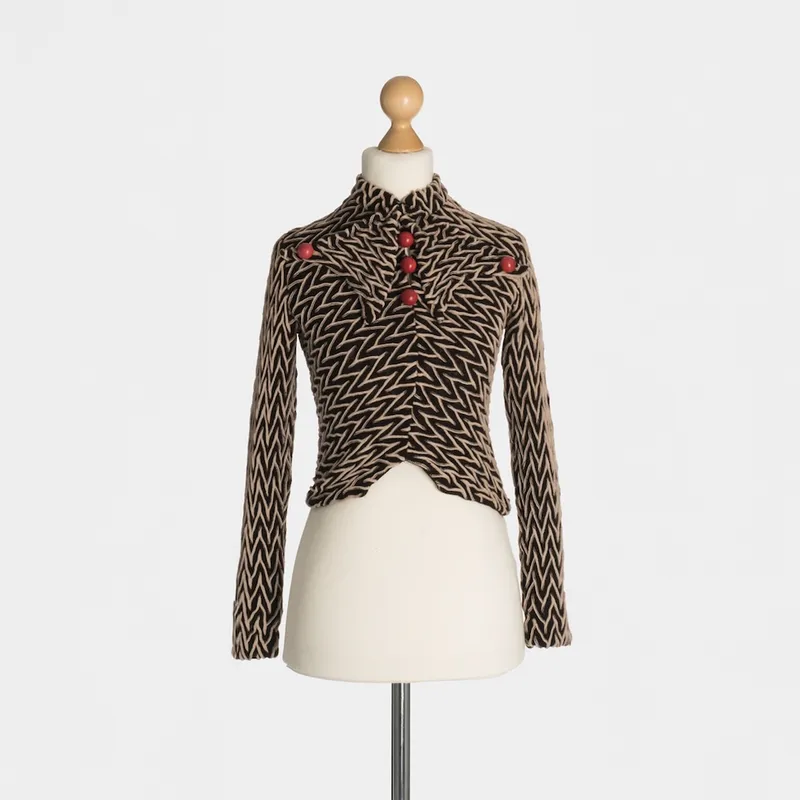 Fitted jacket with a zigzag pattern and striking buttons